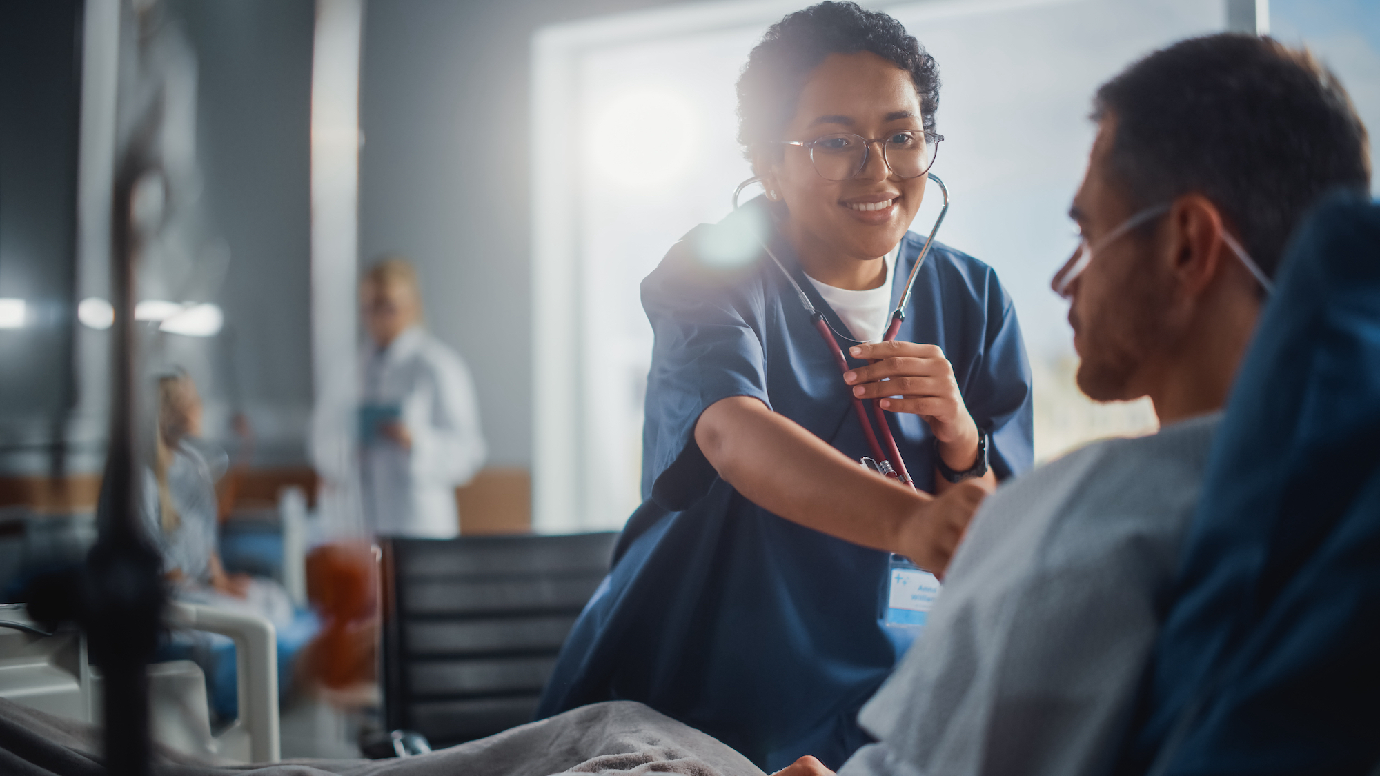 Hospital,Ward:,Friendly,Black,Head,Nurse,Uses,Stethoscope,To,Listen